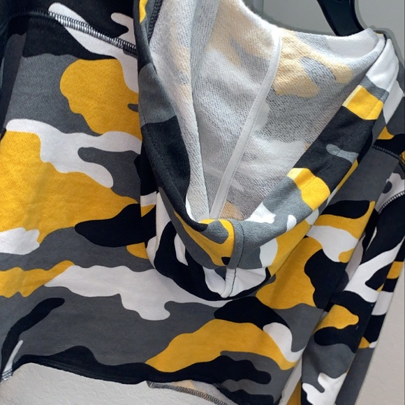 Forever 21 sport cropped camo sweatshirt - Picture 1 of 2